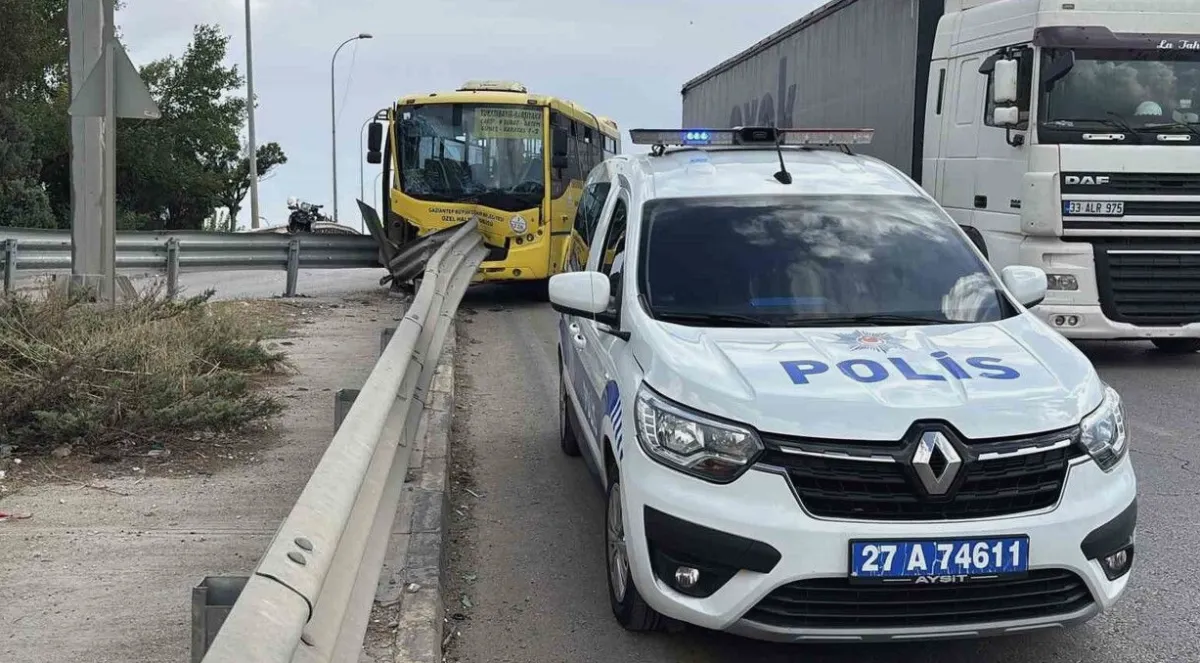 Halk Otobüsü Bariyerlere Çarptı: 9 Yaralı